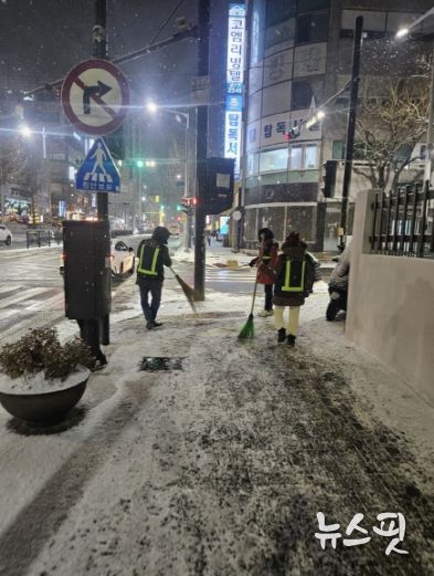 고양시 안전보안관이 제설작업을 펼치고 있다.