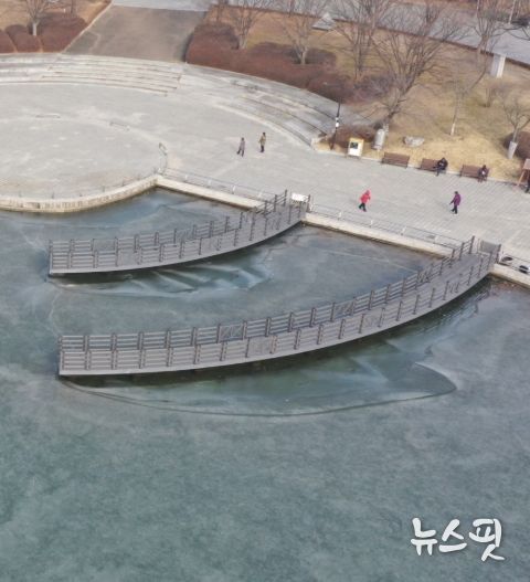 1차 보수공사가 완료된 일산호수공원 내 선착장 전경