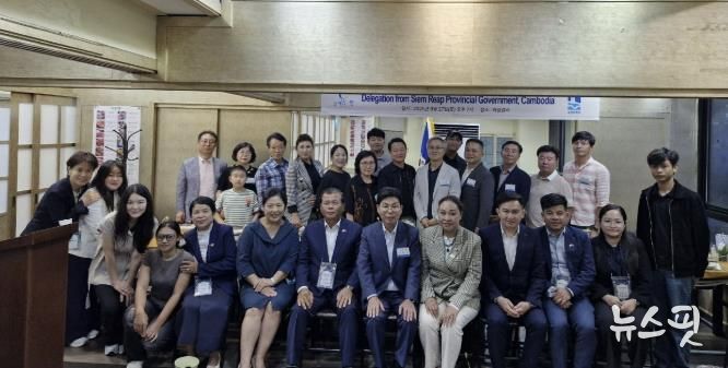 수원마을 출신 우수 졸업생과 국제교류센터 관계자들이 기념사진을 촬영하고 있다.