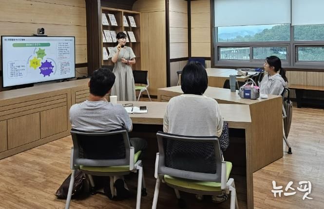 용인특례시는 용인시농업기술센터의 컨설팅 지원을 받은 용인곤충테마파크와 판앤트리 등 2개 농장이 농촌진흥청 '우수 치유농업시설 인증'을 획득했다고 밝혔다. 사진은 지난해 7월 진행한 컨설팅 모습