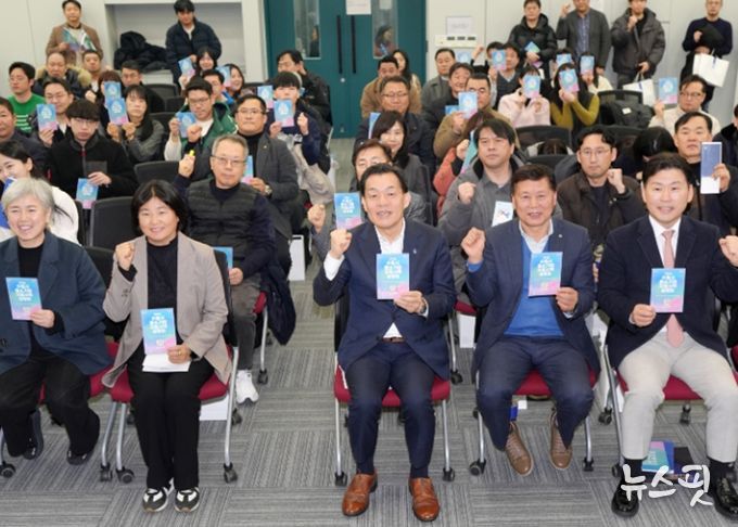 2026 수원시 중소기업 시책 설명회 후 기념 촬영을 하고 있다.