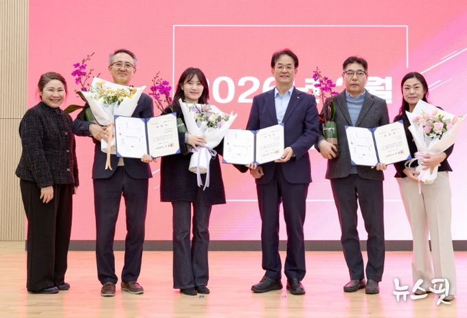 ‘2026년 2월 직원 소통·공감의 날’행사에서 ‘치유농업 활성화 유공표창’수상자들이 기념촬영하고 있다.