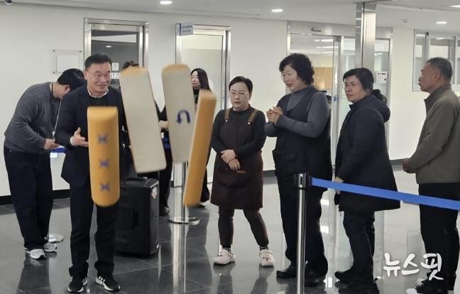 수원시 팔달구, 설 맞이 '행운의 윷 던지기' 직원 격려 이벤트 열어