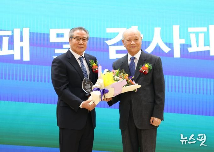 지난 12일 광명시청 대회의실에서 '광명시 보훈단체협의회 회장 이·취임식'을 진행하고 김득철 전임 회장(사진 왼쪽)과 김충환 신임 회장(사진 오른쪽)이 기념사진을 촬영하고 있다.