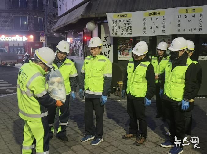 현장 정비 작업 전 안전 사항 등 관련 교육을 받고 있다.