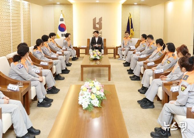 부천시는 지난 23일 의용소방대원들과 함께 간담회를 열었다.