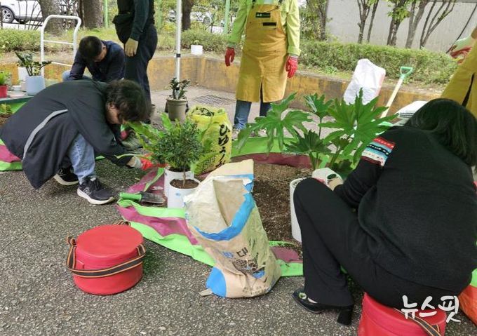 ‘찾아가는 새빛 정원 상담실’에서 시민들이 분갈이 교육을 받고 있다.