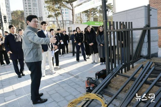 이상일 시장이 26일 용인솔빛초·중통합학교를 찾아 주요 시설을 살피고 있다