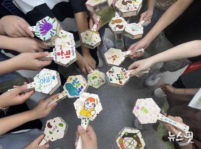 학생들이 ‘콩!콩!콩! 콩이 좋아요!’ 수업에서 직접 만든 콩 마라카스를 들어 보이고 있다.