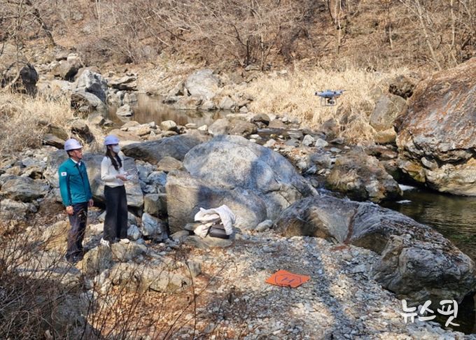 수동계곡 일대에서 드론 촬영을 진행 중인 김상수 부시장
