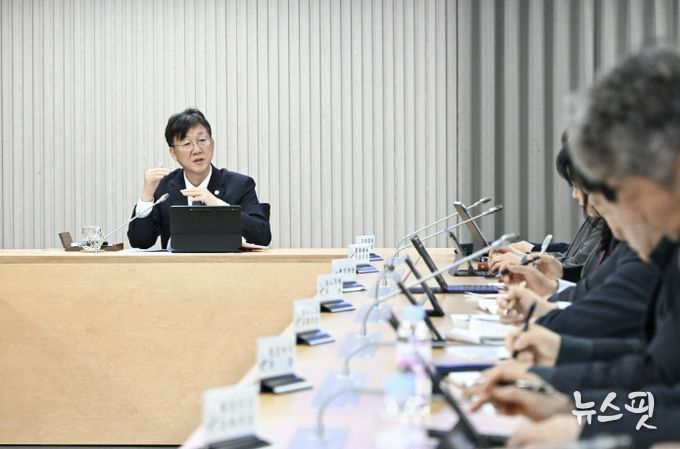 이민근 안산시장이 20일 디지털전환허브에서 진행된 현장간부회의에서 주요 전략사업의 진행 상황을 점검하며 부서 간 협력 방안을 논의하고 있다.