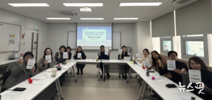 부천시 1388청소년지원단 운영협의회 참석자들이 기념촬영을 하고 있다. (제공=부천시청소년상담복지센터)