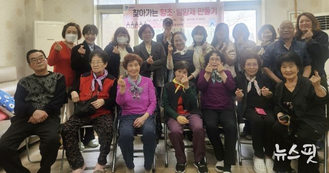 수원시 영통구 광교2동 어르신 곁으로 찾아가는 향기 치유… 주민자치회, '찾아가는 향초·방향제 만들기' 운영