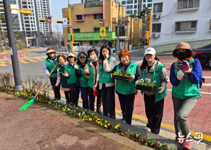 광명시 광명7동 새마을부녀회가 26일 쾌적하고 아름다운 마을 환경을 조성하기 위해 ‘시민참여 꽃심기 운동’에 나섰다.