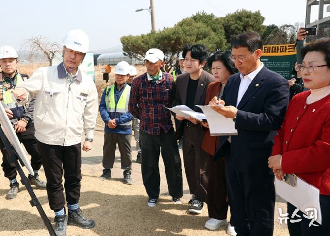 시흥시의회 교육복지위원회가 26일 신안산선 복선전철 12번 환기구 인근 염수 배수시설에 대한 현장 점검을 진행했다.(사진=시흥시의회)