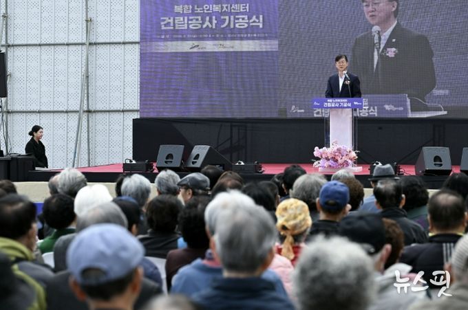 이민근 안산시장이 27일 '복합노인복지센터 기공식' 에서 인사 발언을 하고 있다.