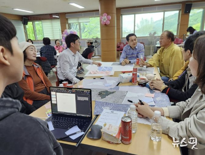 수원시 팔달구 행궁동 주민들이 중장기 발전 방향을 담은 우리동네 자치계획 수립을 위한 회의를 하고 있다.
