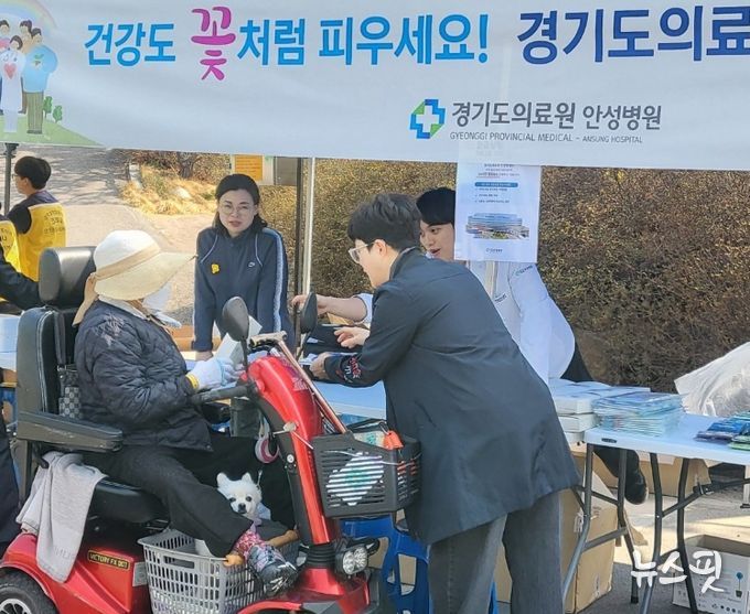 경기도의료원 안성병원, 산수유마을잔치서 '찾아가는 건강서비스' 제공