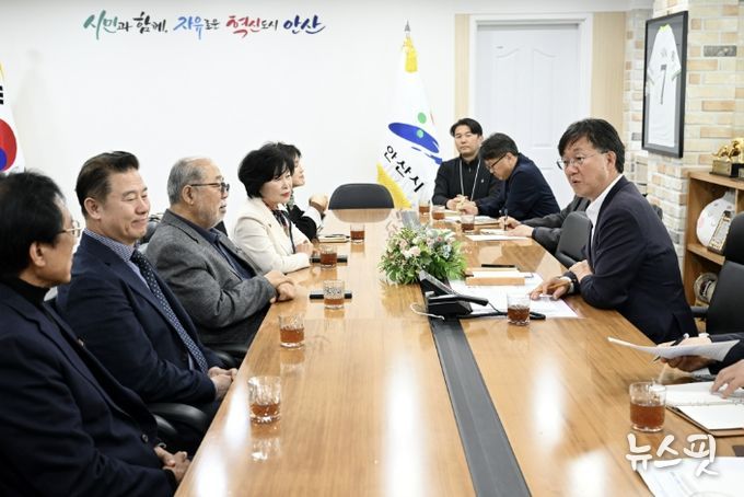이민근 안산시장(사진 오른쪽 첫번째)이 3월 31일 안산시청에서 열린 '안산시 상인총연합회와의 간담회'에서 지역 상권 활성화 방안에 대해 논의하고 있다.