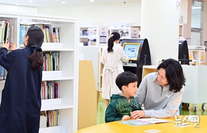 지난해 미사도서관을 방문한 엄마와 아이가 함께 책을 읽으며 즐거운 시간을 보내고 있는 모습.