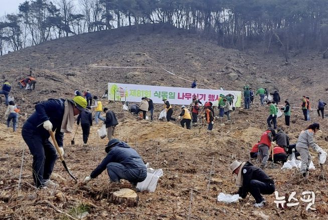 여주시 제81회 식목일 나무심기 행사 개최… 싸리산에 시민과 함께하는 힐링명품숲 조성