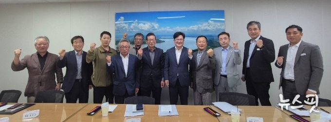 김병수 시장이 김포한강2콤팩트시티 내 대책위와 간담회를 갖고 있다.(2025.10.)