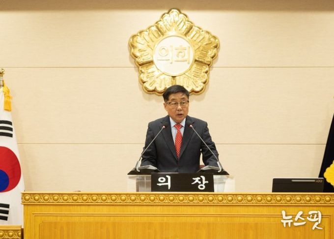 윤창철 의장이 제387회 정례회 제1차 본회의를 주재하고 있다.