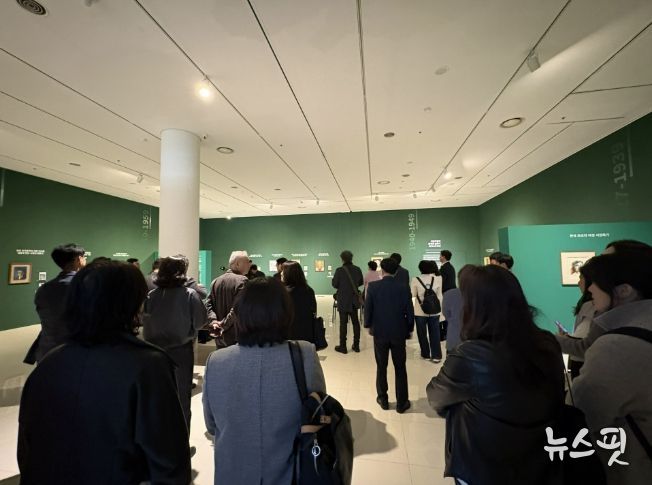 《FACE : 문인 - 시대를 담은 얼굴들》 전시장 관람 사진