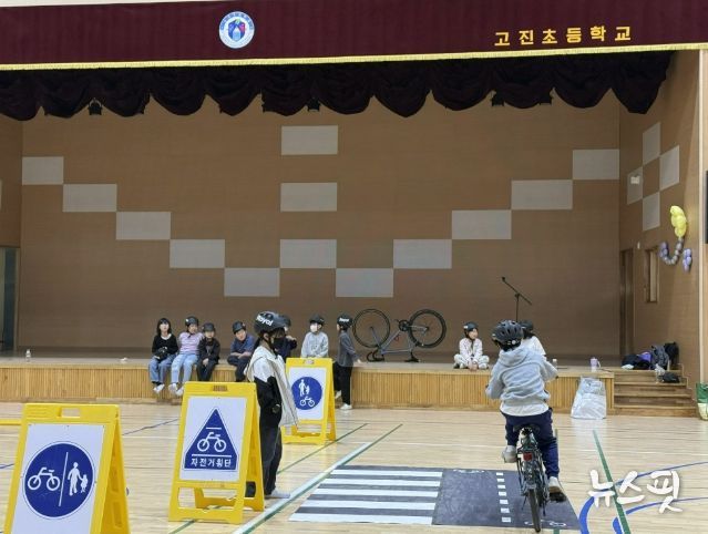용인특례시는 4~10월 초등학교 20개 교를 대상으로 찾아가는 자전거 안전 교육을 한다. 사진은 지난 10일 고진초에서 진행된 교육.(용인시 제공)
