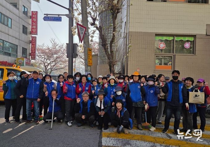의정부시 호원1동 통장협의회, 여름철 침수 예방 위한 '빗물받이 일제 정비' 실시