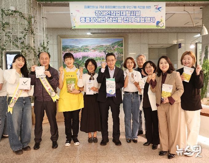 남동경 권한대행이 시설장 및 근로자들과 함께 기념 촬영을 하고 있다.