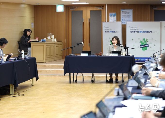 최혜민 광명시장 권한대행(부시장)이 15일 시청 대회의실에서 열린 '2050 탄소중립녹색성장위원회 제1차 정기회의'를 주재하고 있다.