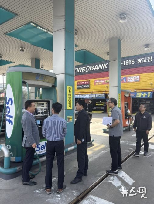 권혁주 수원시 환경국장(왼쪽 세 번째)이 동수원 톨게이트 인근 주유소에서 현장 점검을 하고 있다.